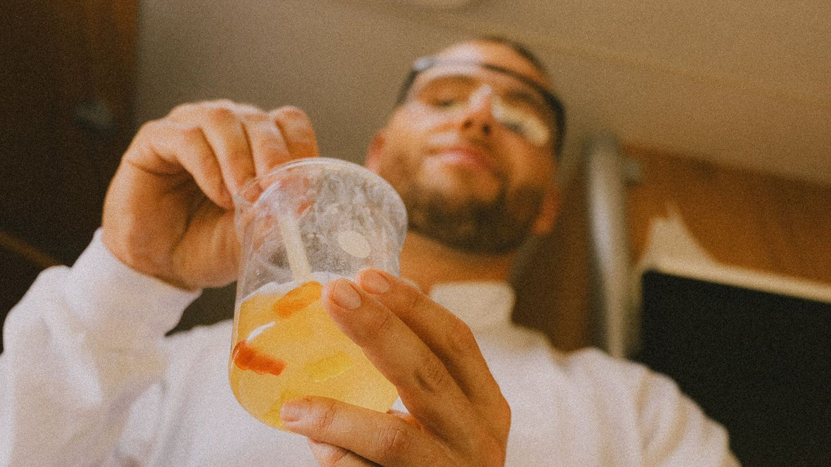 I labbet: Till I Collapse Gummy Bears blandas i en glasbägare