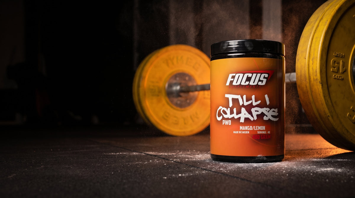 Till I Collapse PWO framför en skivstång i gymmet